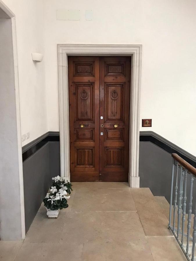 Palazzo Romanelli B&B Трані Екстер'єр фото